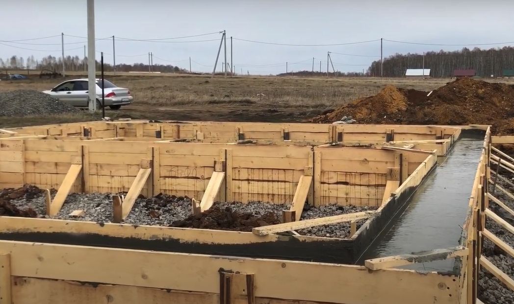 Установка опалубки для заливки бетонной смеси — фото 1