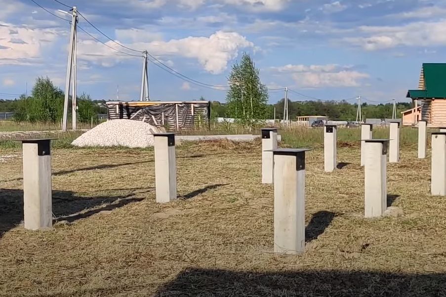 У берега